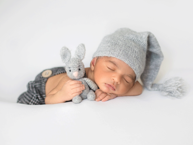 ¿Es normal que los bebés se muevan al dormir?