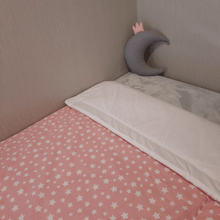 Cobertor Acolchado Reversible Rosa estrellas blancas/Blanco littledreams.cl