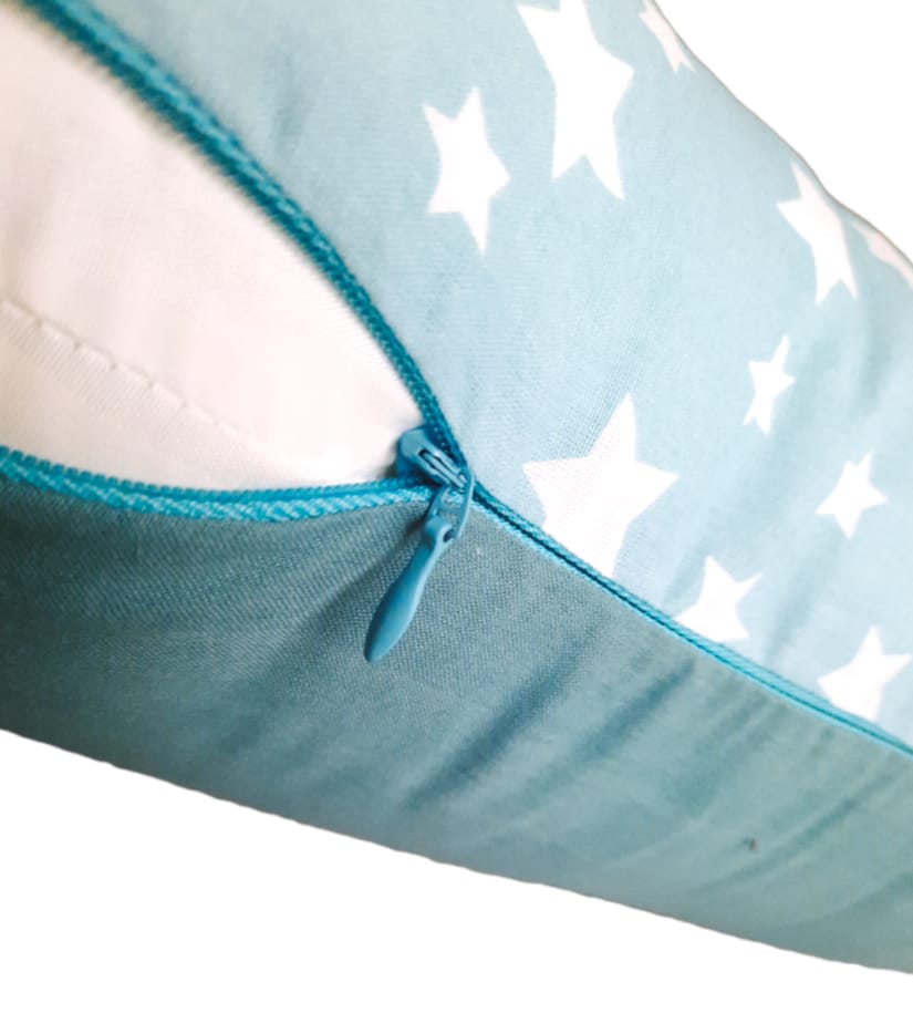 Cojín de Lactancia Celeste con estrellas blancas littledreams.cl